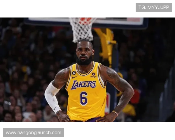 湖人迎关键胜利詹姆斯表现神勇助球队稳居季后赛席位