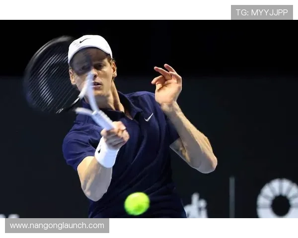 网球赛场最新动态：世界顶尖选手激战四大满贯赛事精彩瞬间